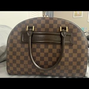 Excellent condition Louis Vuitton purse.